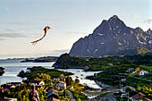 Le isole Lofoten Norvegia. Panorami di Kabelvag (Austvagoya) con lo Storvagan, l'immenso blocco di granito del Vagekallen (942 m), punto di riferimento famoso nei panorami di questa zona. 